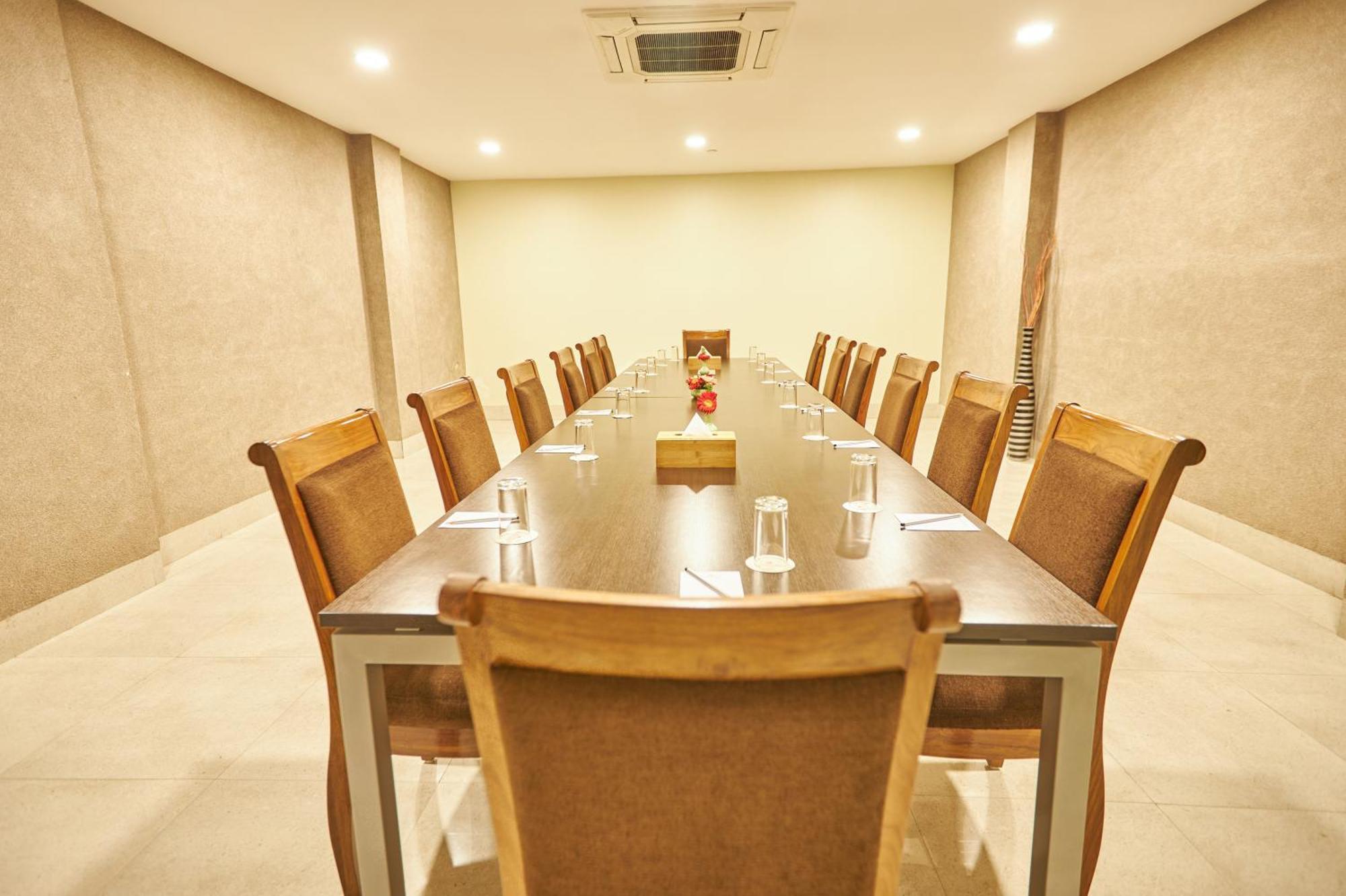Hotel Crowne Imperial Катманду Екстериор снимка
