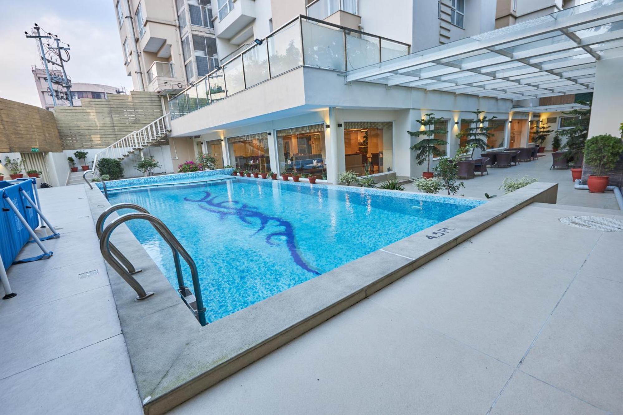 Hotel Crowne Imperial Катманду Екстериор снимка