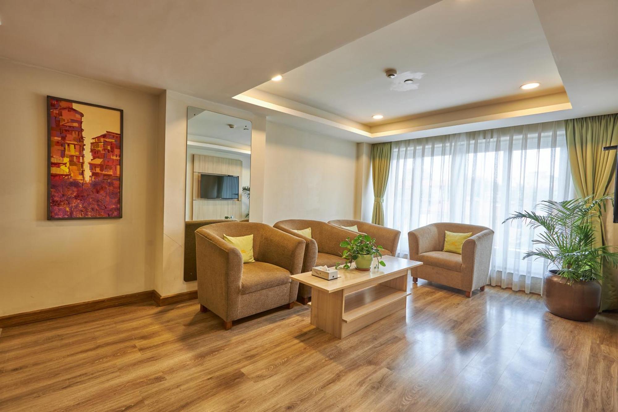 Hotel Crowne Imperial Катманду Екстериор снимка