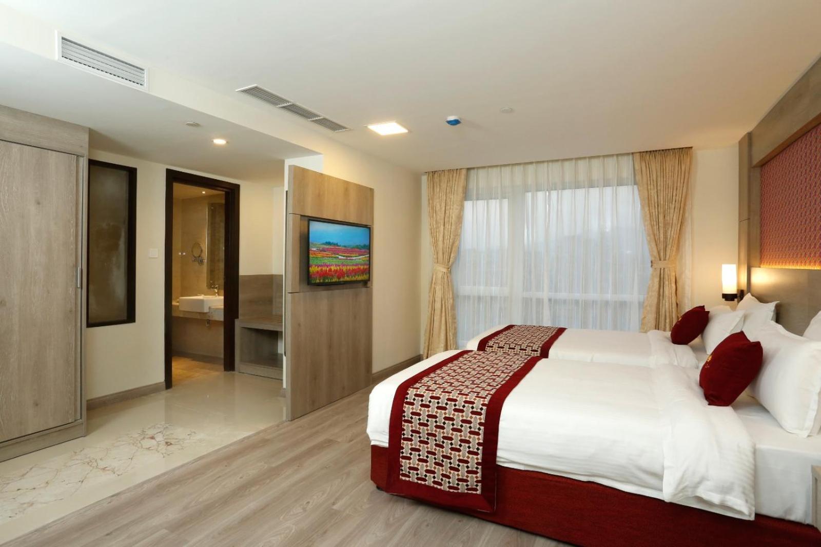 Hotel Crowne Imperial Катманду Екстериор снимка